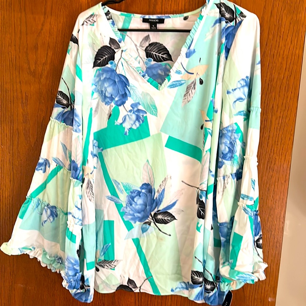 NWTs Alfani XL floral blouse